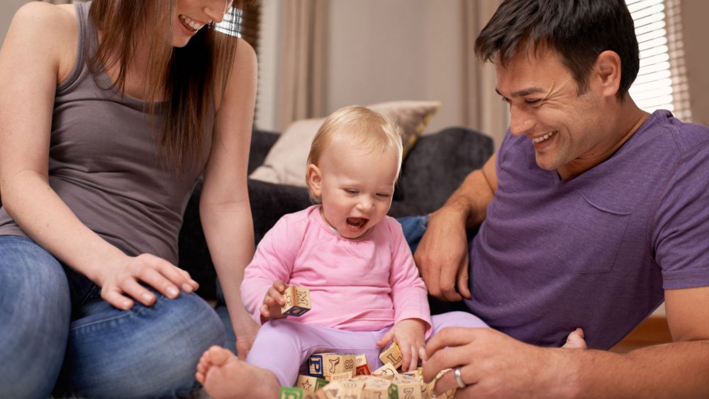 bebe-qui-joue-avec-ses-parents[1]